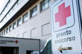 carenza personale e attese sulle barelle il report sui problemi del pronto soccorso 2