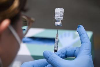 covid allarme oms scesa copertura vaccinale sanitari e over 60 nuova dose dopo 12 mesi 2