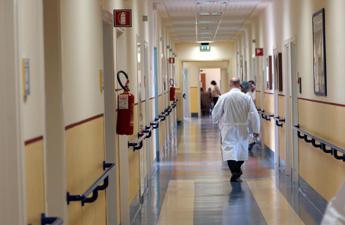 mascherine in ospedale la circolare stop obbligo mascherine in reparti per fragili 2