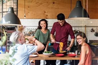 salute studi confermano i benefici del riunirsi a tavola in momenti conviviali 2