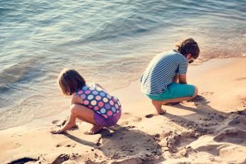 medici a balneari nelle spiagge dispenser di crema solare e braccioli gratis ai bimbi 2