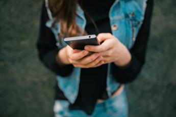 scuola smartphone vietato il pediatra ok nelle prime 2 ore 2