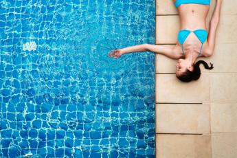 abbronzatura a rischio se si va in piscina cosa dice il dermatologo 2