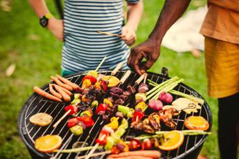 barbecue di ferragosto grigliata protagonista 15 agosto meglio carne o pesce 2