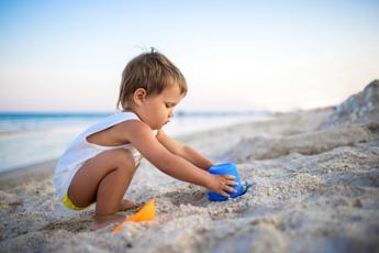 fiaso bimbi sono vulnerabili e vanno protetti no spiaggia in ore centrali 2