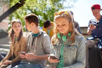 giovani petizione per divieto smartphone a under 13 e patentino per usarlo 2