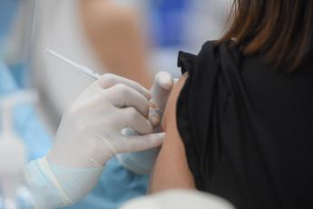 vaccini italiani divisi efficaci per 7 su 10 ma rischiosi per 4 su 10 2